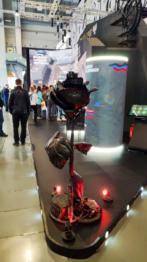 Металлическая роза-арт-объект на стенде Донецкой Народной Республики