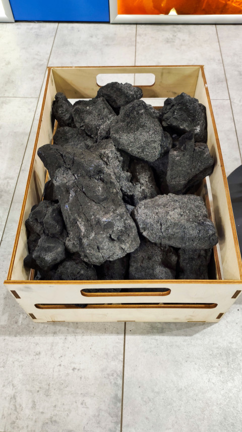 Ящик с образцами угля на стенде ЛНР