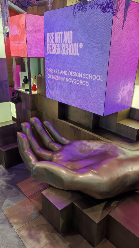 Скульптура ладони и LED-экраны школы дизайна HSE