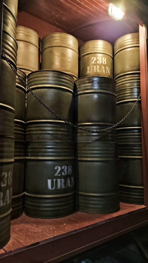 Штабель бочек «238 URAN» в грузовом отсеке музейного вагона