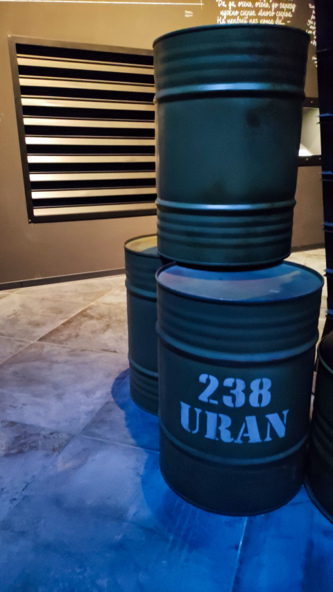 Группа бочек «238 URAN» в зоне исторической экспозиции павильона «АТОМ»