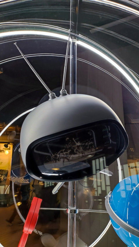 Ретроприёмник с антеннами в экспозиции павильона «АТОМ»