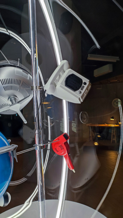 Витрина с бытовыми приборами и инструментами в павильоне «АТОМ»