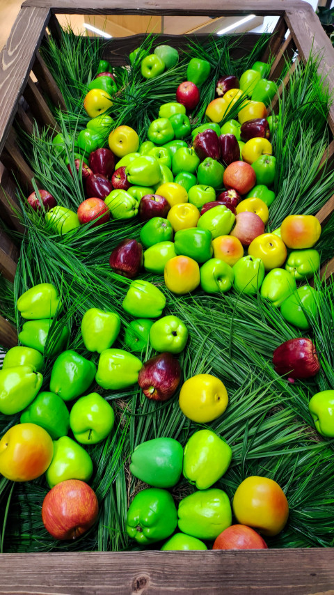 Тележная экспозиция с декоративными фруктами в павильоне ВДНХ