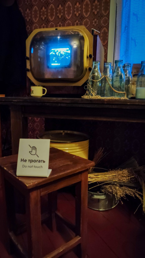Ретротелевизор и предметы быта в исторической зоне павильона «АТОМ»