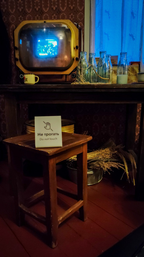 Табурет и ретротелевизор в советской интерьерной зоне павильона «АТОМ»