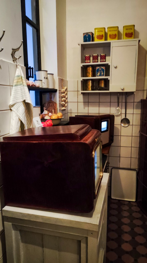 Полки с советской тарой и винтажный телевизор в кухонной экспозиции павильона «АТОМ»