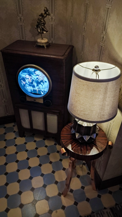 Телевизор Zenith Black Magic 1950 года в ретро-интерьере