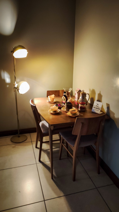 Обеденная зона ретро-кухни в экспозиции павильона «АТОМ»