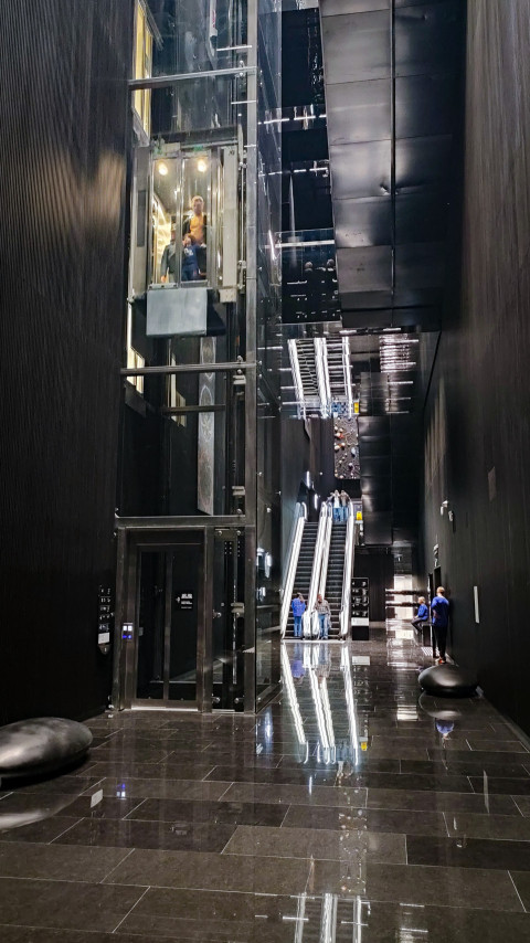 Лифт и эскалаторы в центральной галерее павильона «АТОМ»