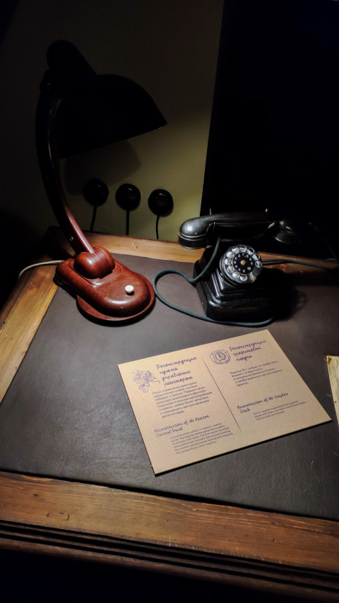 Настольная лампа и дисковый телефон в реконструкции рабочего места учёного