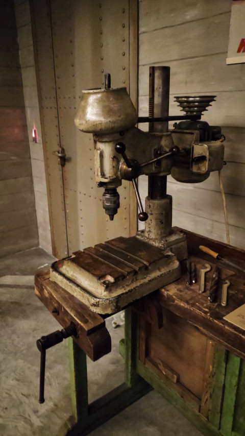 Настольный сверлильный станок на рабочем месте в павильоне «Атом»