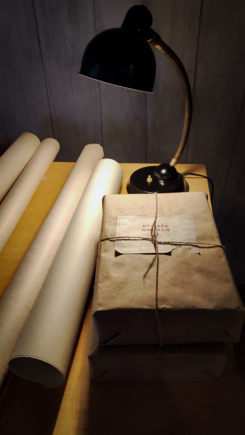 Настольная лампа и рулоны бумаги на инженерном столе в павильоне «Атом»