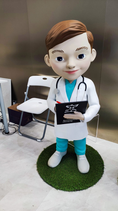 Объёмная фигура мальчика-медика с планшетом на стенде Белгородской области