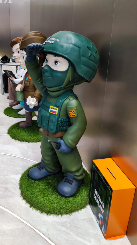 Статуэтка солдата на стенде Белгородской области