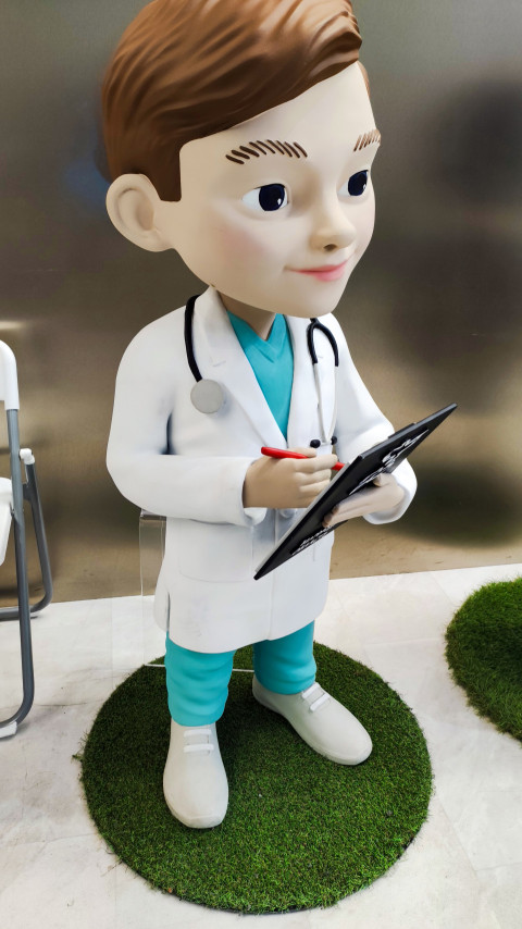 Фигура мальчика-медика на выставочном стенде Белгородской области