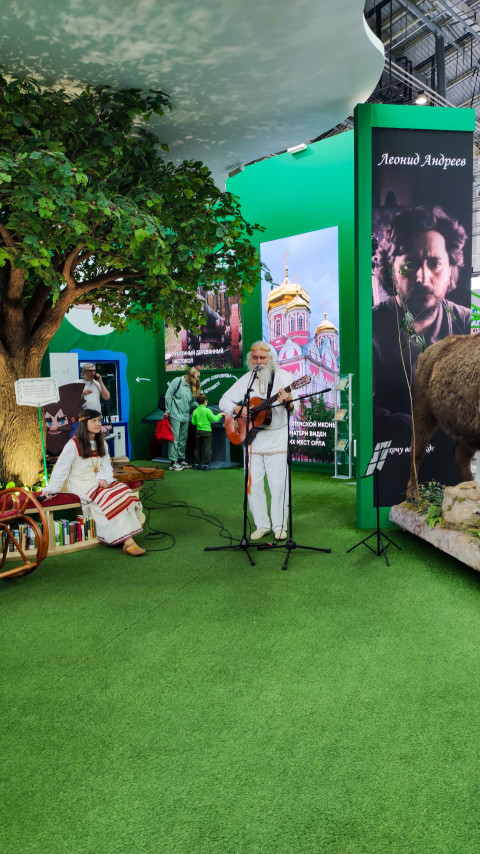 Музыкальная сцена у Тургеневского дуба на стенде Орловской области