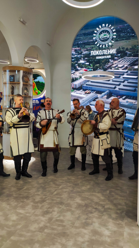 Музыкальный ансамбль в традиционных костюмах на выставке