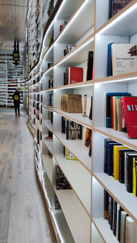 Книжные стеллажи с подсветкой в зоне павильона «АТОМ» на ВДНХ