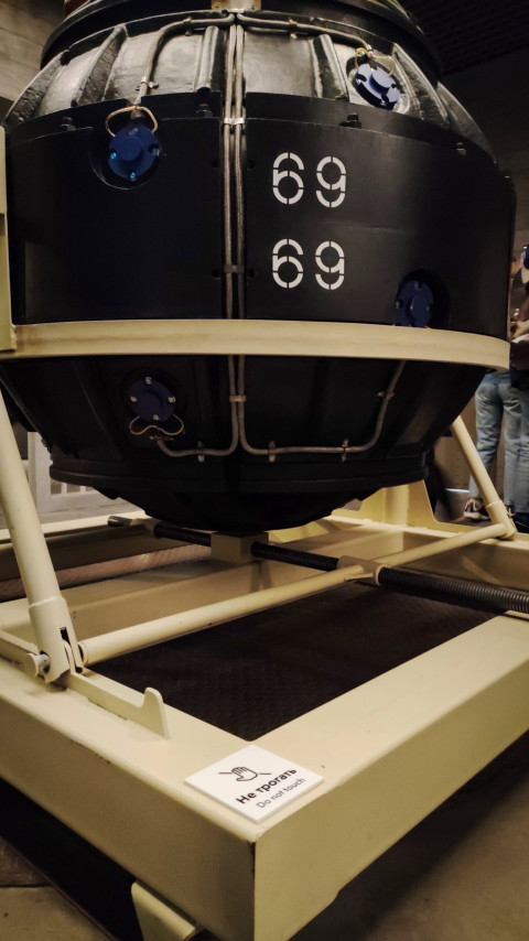 Макет первого советского ядерного заряда РДС-1 в павильоне «АТОМ»