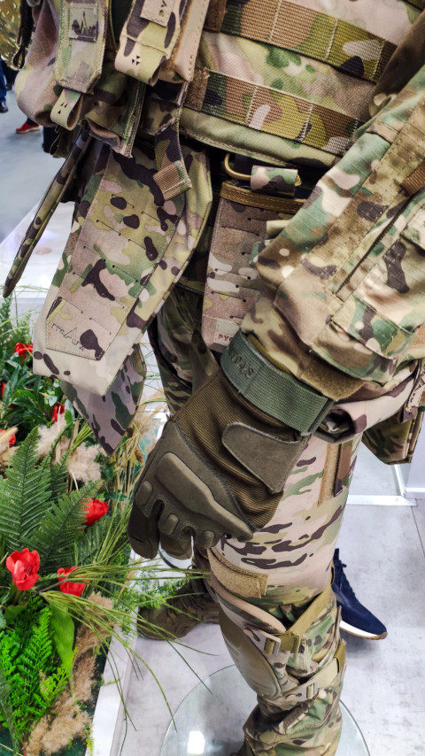 Защитные перчатки и нижняя часть камуфляжной экипировки на выставке Калмыкии