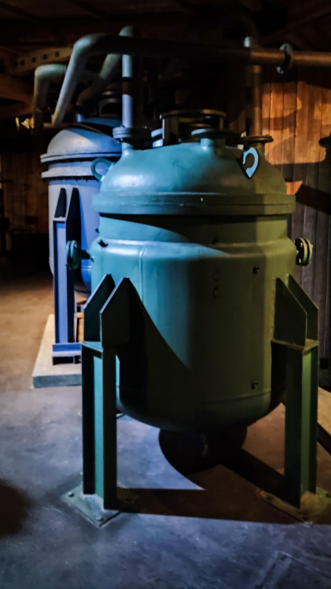 Вертикальная реакционная ёмкость из экспозиции атомного комбината №817