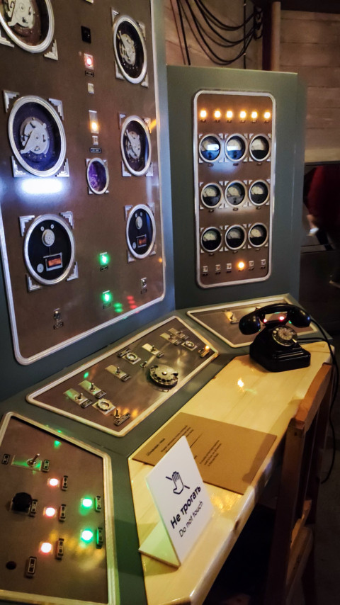 Панель управления макета автомата поля с элементами экспозиции