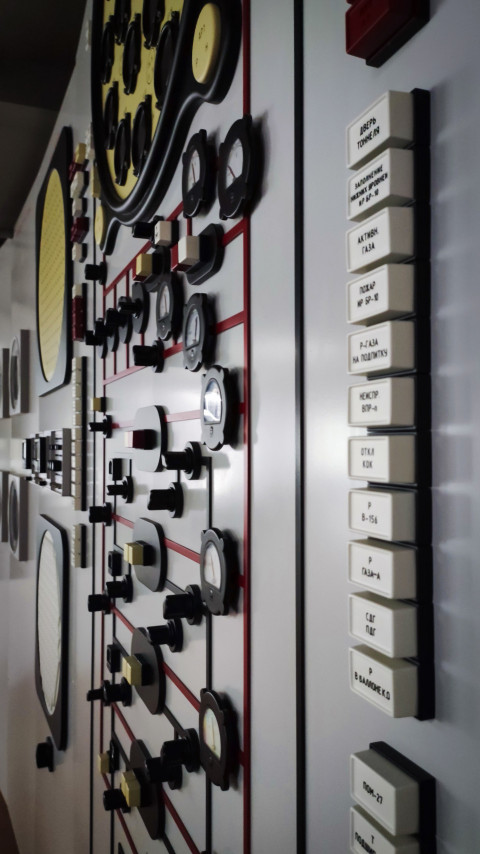 Панель управления с множеством индикаторов и схемами в павильоне «АТОМ»