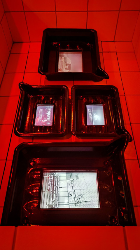 Экспозиционные кюветы с историческими кадрами в павильоне «АТОМ»