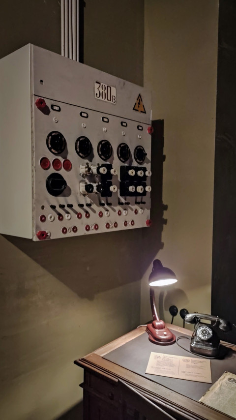 Электротехническая панель и настольная лампа в зоне реконструкции диспетчерской