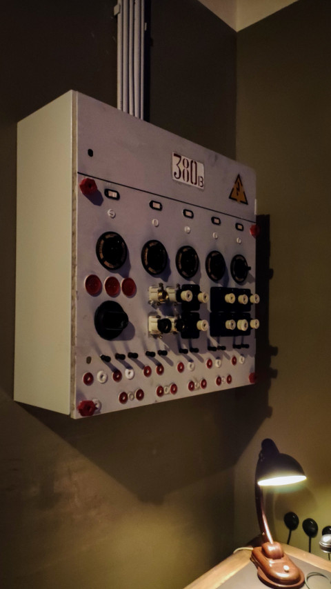 Настенная электрическая панель и рабочий стол экспозиции павильона «АТОМ»