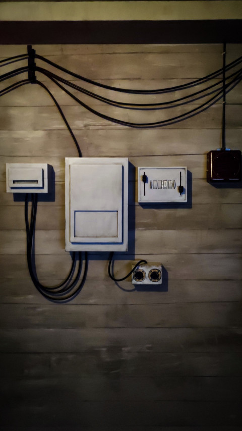 Стилизованная электротехническая стена с кабелями и блоками