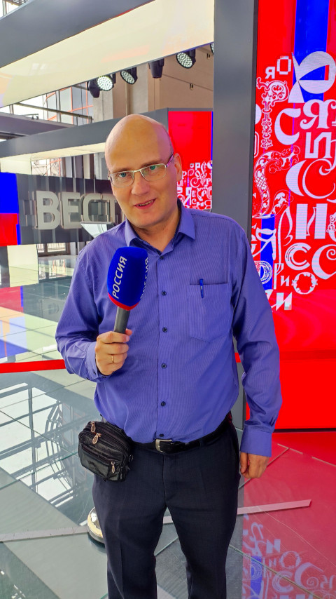Репортёр телеканала «Россия» в студийной зоне выставки «Россия»
