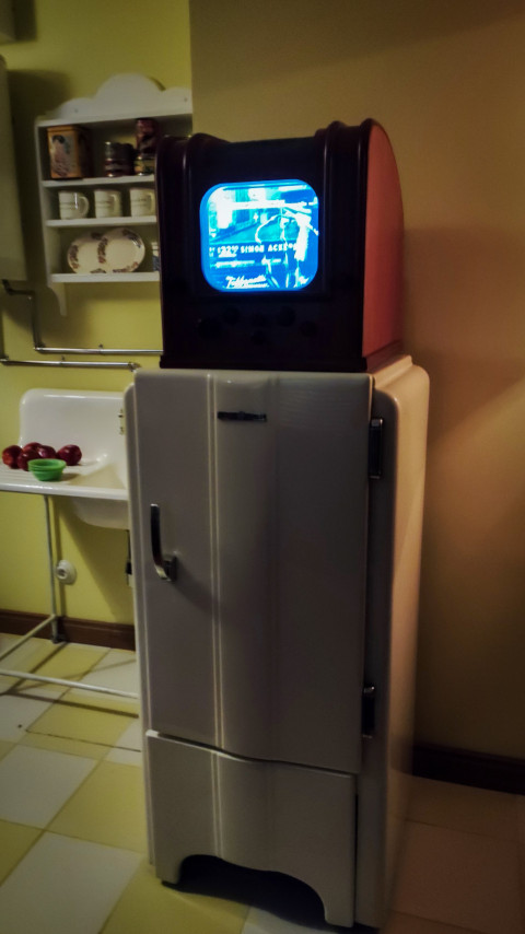 Телевизор середины XX века в экспозиции советской кухни