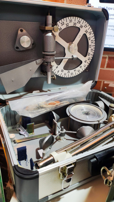 Механические элементы метеорологического комплекта КМП в разложенном виде