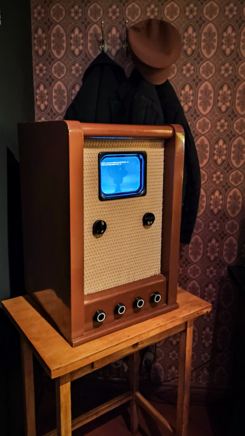 Ретро-телевизор середины XX века в стилизованной комнате СССР