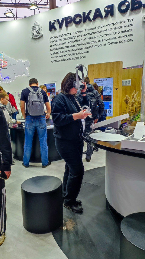 Посетитель в VR-зоне стенда Курской области