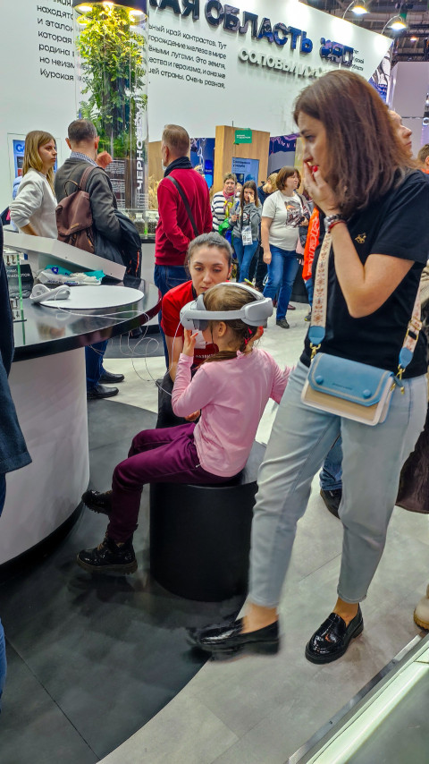 Девочка в VR-очках на интерактивной зоне стенда Курской области