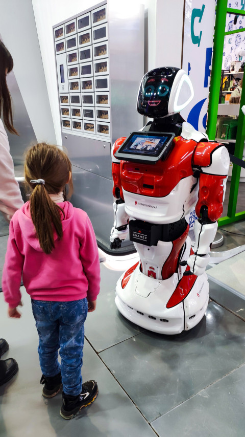 Интерактивный робот и ребёнок на выставке «Россия»