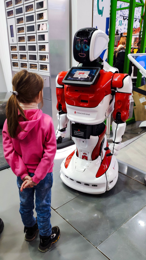 Ребёнок и робот на интерактивной площадке Пермского края