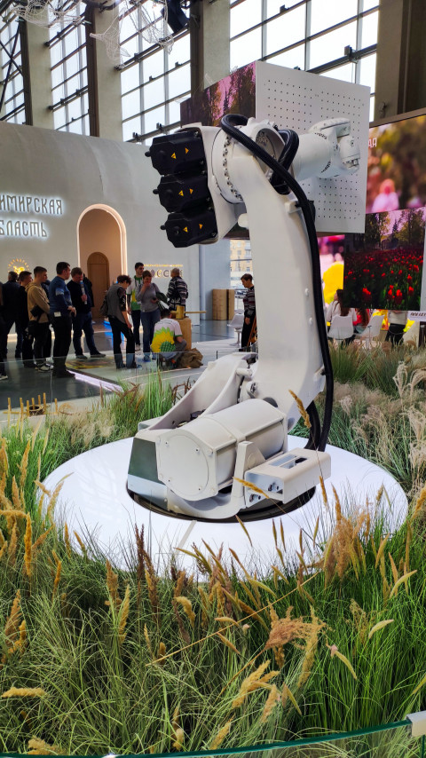 Промышленный робот на стенде в павильоне №75 ВДНХ