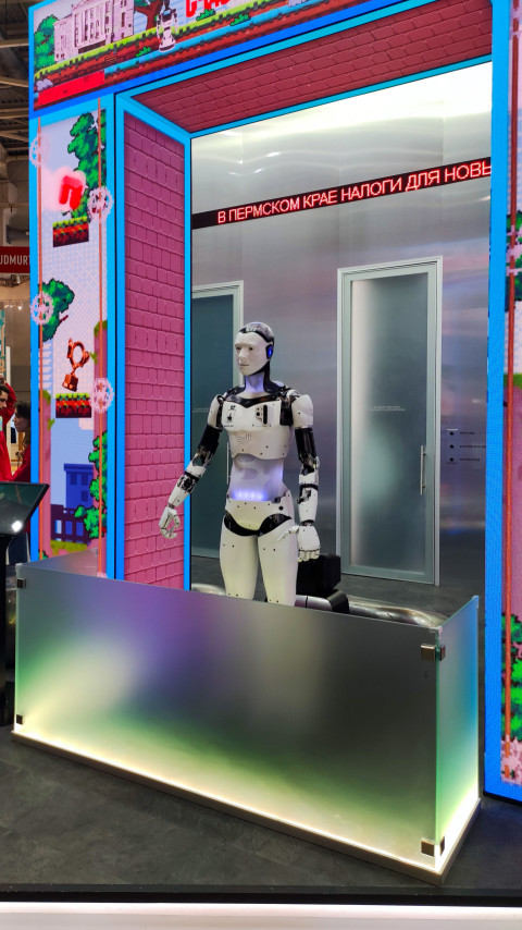 Гуманоидный робот на стенде Пермского края