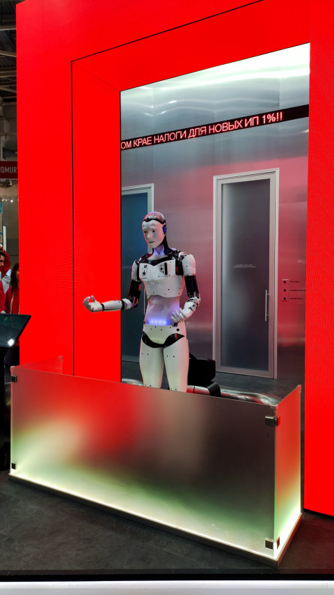 Гуманоидный робот в зоне презентации Пермского края