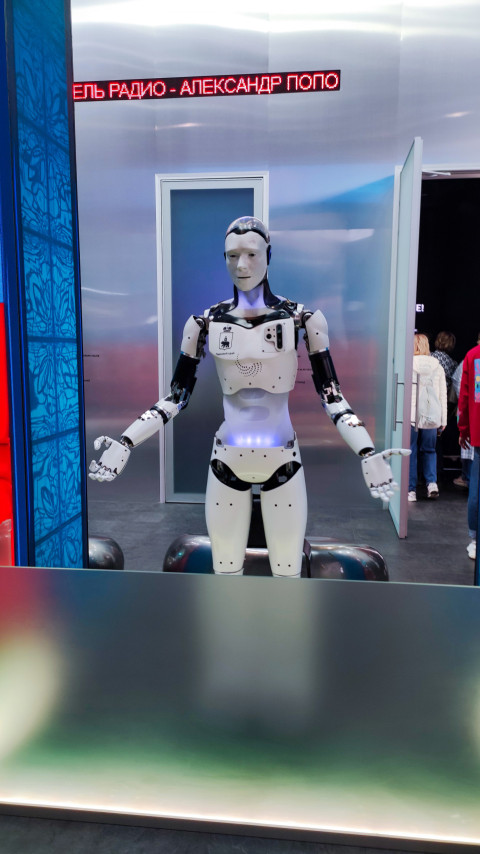 Гуманоидный робот на техническом стенде выставки в павильоне №75