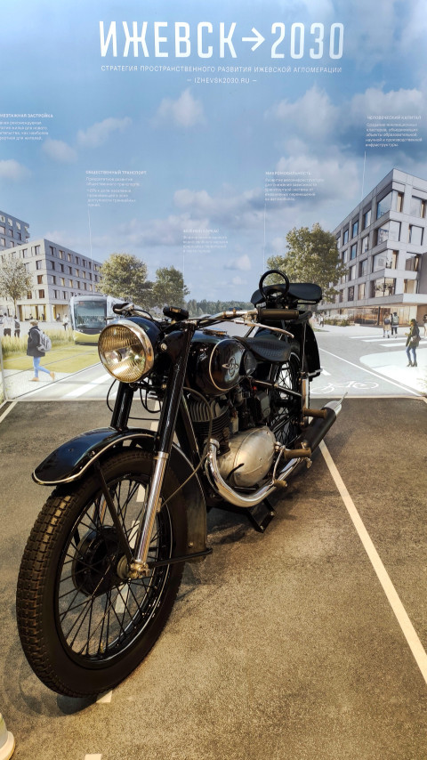 Ретромотоцикл на фоне проекта «Ижевск → 2030»