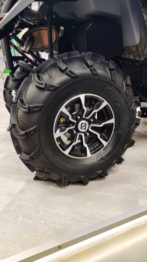 Деталь шины квадроцикла на выставочном стенде