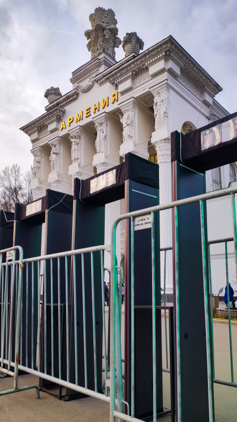 Павильон «Армения» на ВДНХ с рамками контроля перед входом