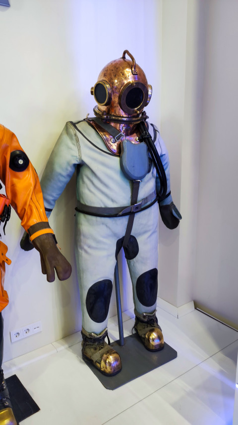 Исторический водолазный костюм с медным шлемом
