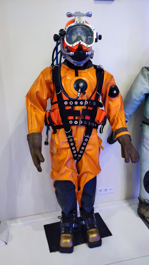 Современный водолазный костюм с полной лицевой маской