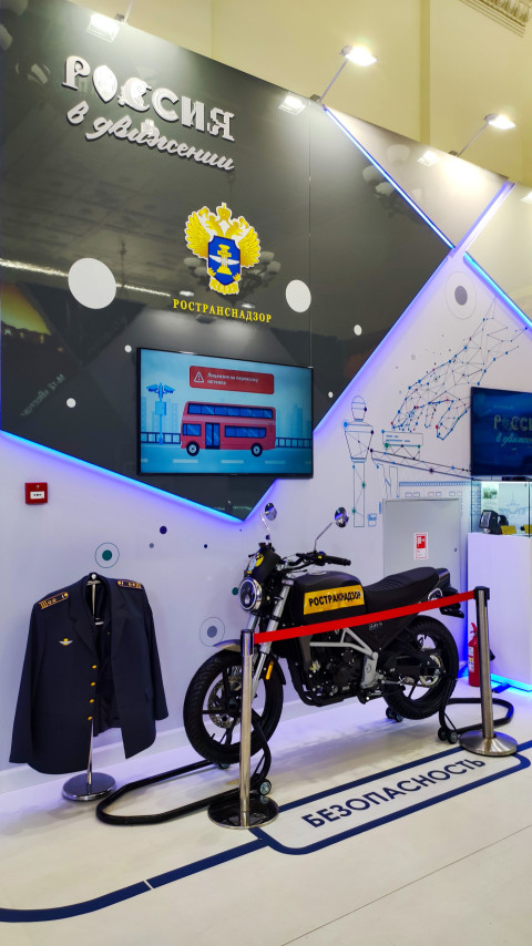 Экспозиция Ространснадзора с мотоциклом и формой на выставке «Россия в движении»